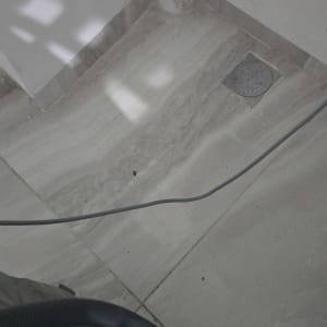 צינור ומרצפות באזור עבודה, ייתכן קשור להדברה