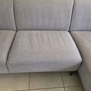 ספה אפורה על רצפת אריחים