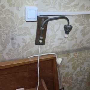 שקע חשמל ומתג על קיר עם טפט פרחוני