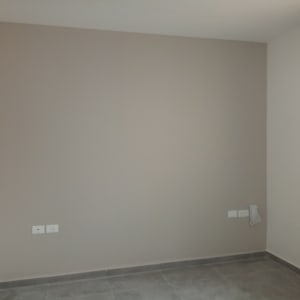 קיר צבוע בצבע בז