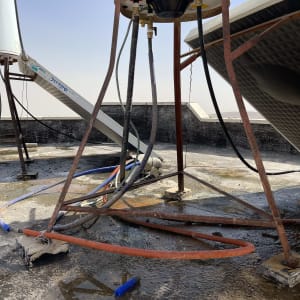 מערכת דודי שמש על גג עם צינורות וחיבורים