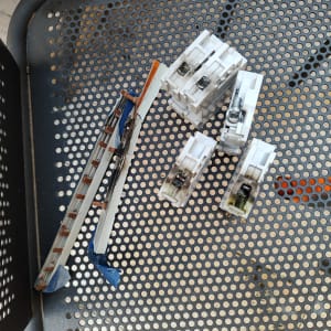 חלקי חשמל ומפסקים על משטח מחורר