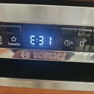 תצוגה דיגיטלית של מכשיר חשמלי עם לוגו בוש