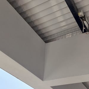 דוקרנים למניעת יונים על קורות מתכת בתקרה