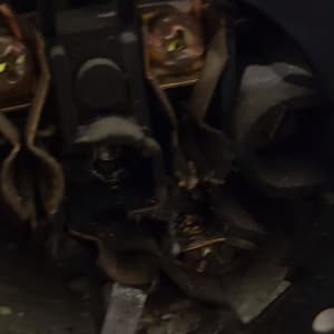 חיבורי חשמל עם מברג בתוך שקע חשמלי