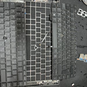 מקלדת מחשב מפורקת עם חלקים פנימיים גלויים