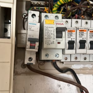 לוח חשמל עם מפסקים וחוטים חשמליים