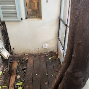 שקע חשמלי מותקן על קיר חיצוני