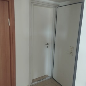 דלת לבנה עם ידית מתכת, דלת עץ בצד