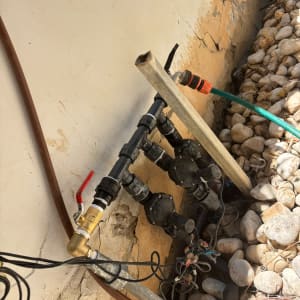 צנרת מים עם ברזים ואביזרים בחצר