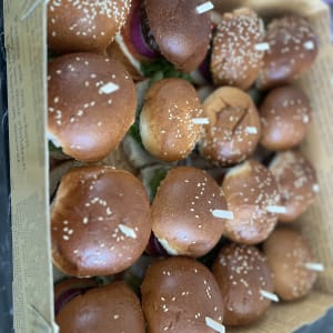 מגש המבורגרים קטנים עם שיפודים קטנים