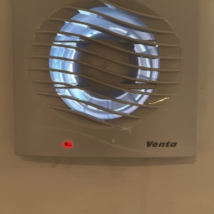מאוורר קיר עם תאורה כחולה ולוגו ונטה