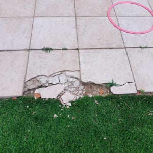 ריצוף שבור עם חור ותשתית חשופה