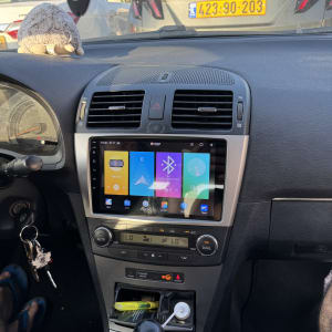 מערכת מולטימדיה ברכב עם מסך מגע ותצוגת בלוטות