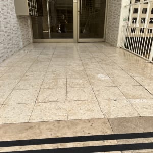 רצפה נקייה עם אריחים בכניסה לבניין