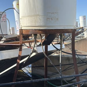 דוד שמש מותקן על גג עם צינורות וחיבורים