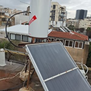 דוד שמש עם קולטים על גג בניין