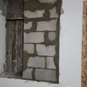 קיר בלוקים עם טיח בתהליך שיפוץ