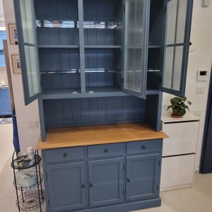 ארון כחול עם דלתות זכוכית פתוחות