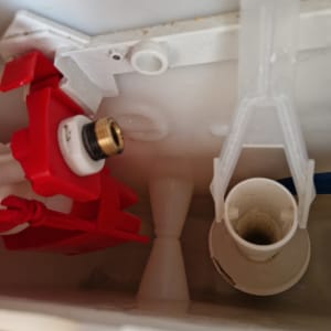 חלקים פנימיים של מיכל הדחה בשירותים