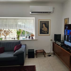 מזגן מותקן על קיר עם חוט חשמל גלוי