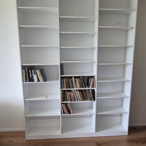 מדף ספרים לבן עם ספרים חלקיים