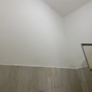 קיר צבוע בלבן עם חלון פתוח