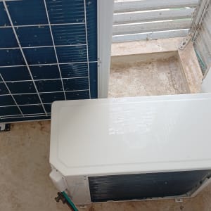 יחידת מיזוג אוויר עם רשת למניעת כניסת יונים