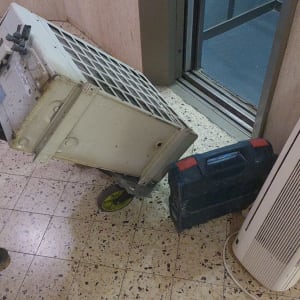 יחידת מזגן על גלגלים ליד מעלית