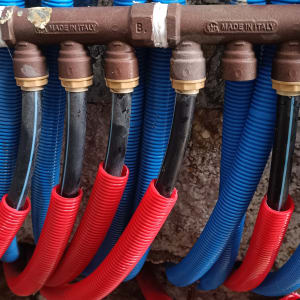 צינורות כחולים ואדומים מחוברים לקיר