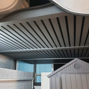 תקרה מאלומיניום עם קורות מתכת