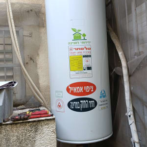 דוד שמש מותקן עם צינורות וכלים לידו