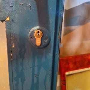 ידית דלת מתכת כחולה עם מנעול גליל