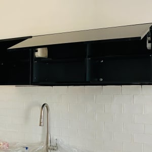 ארון מטבח שחור פתוח מעל כיור נירוסטה