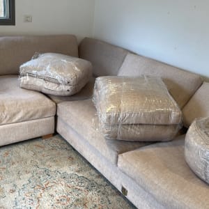 כריות עטופות בניילון על ספה