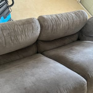 ספה אפורה עם מכונת ניקוי בצד