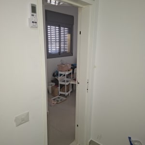 דלת פתוחה עם חדר ברקע