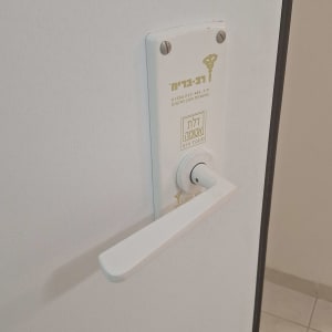 ידית דלת עם מנעול על דלת לבנה