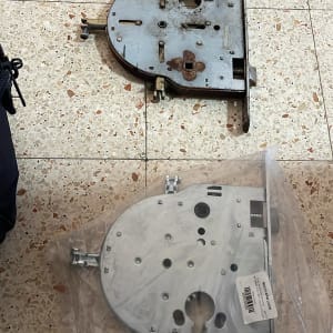 מנעולים ישנים וחדשים על רצפה, כלים לידם