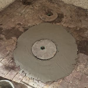 תיקון צנרת עם בטון סביב פתח ניקוז