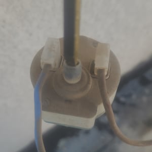 חלק חשמלי עם חוטים כחולים וחומים