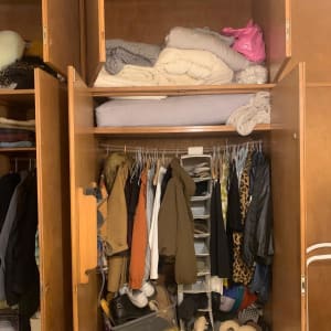 ארון בגדים מבולגן עם בגדים ונעליים