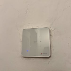 מתג חכם על קיר עם חיווי Wi-Fi