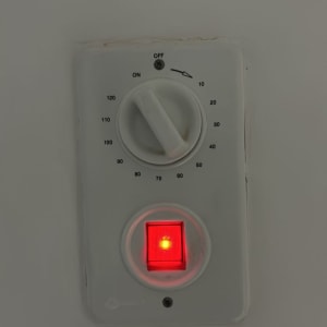 מתג חשמלי עם נורית חיווי אדומה דולקת