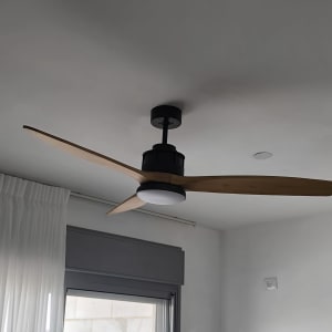 מאוורר תקרה עם שלוש כנפיים מעץ מותקן על תקרה