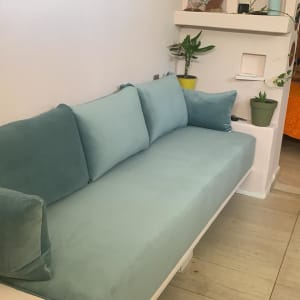 ספה מרופדת עם כריות ירוקות בחדר מגורים