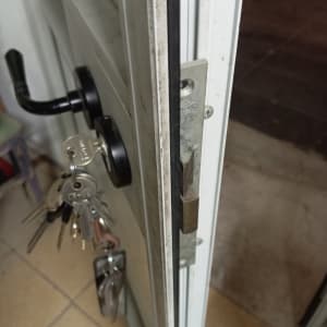 דלת עם מנעול ומפתחות תלויים