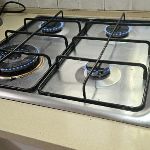 כיריים גז עם להבות כחולות במטבח