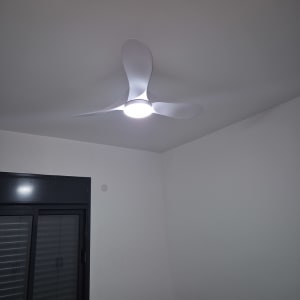 מאוורר תקרה עם תאורה בחדר פנימי