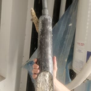 צינור עם אבנית במערכת חימום מים